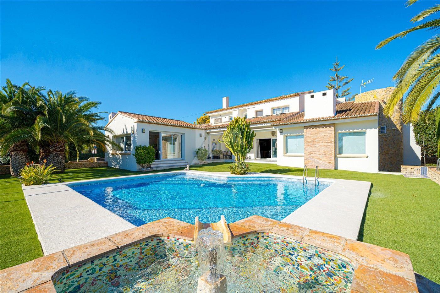 Exclusiva villa mediterránea en venta en Moraira, Costa Blanca.