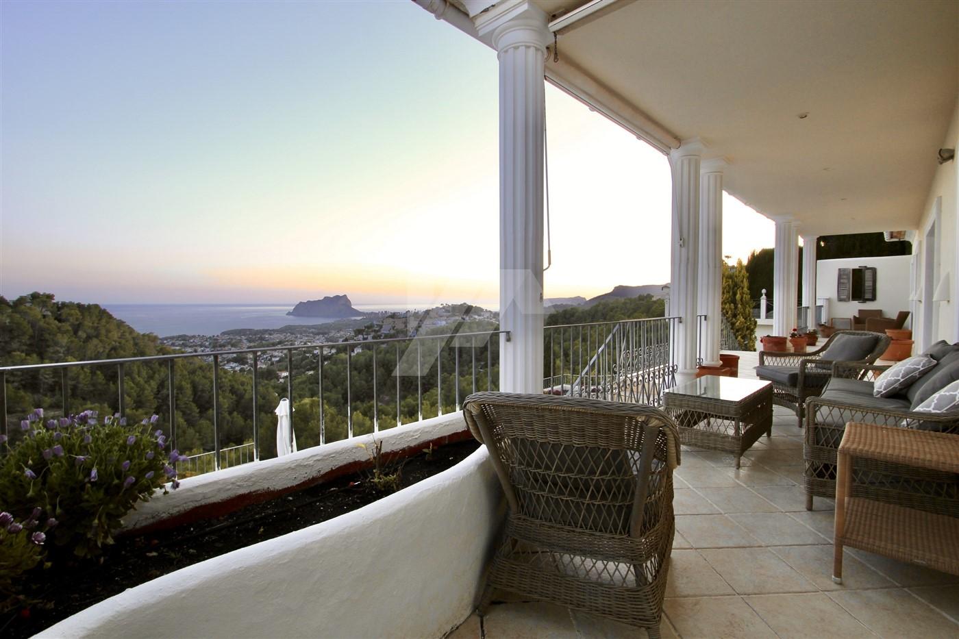 Villa de lujo en venta con vistas panorámicas al mar en Moraira, Costa Blanca.