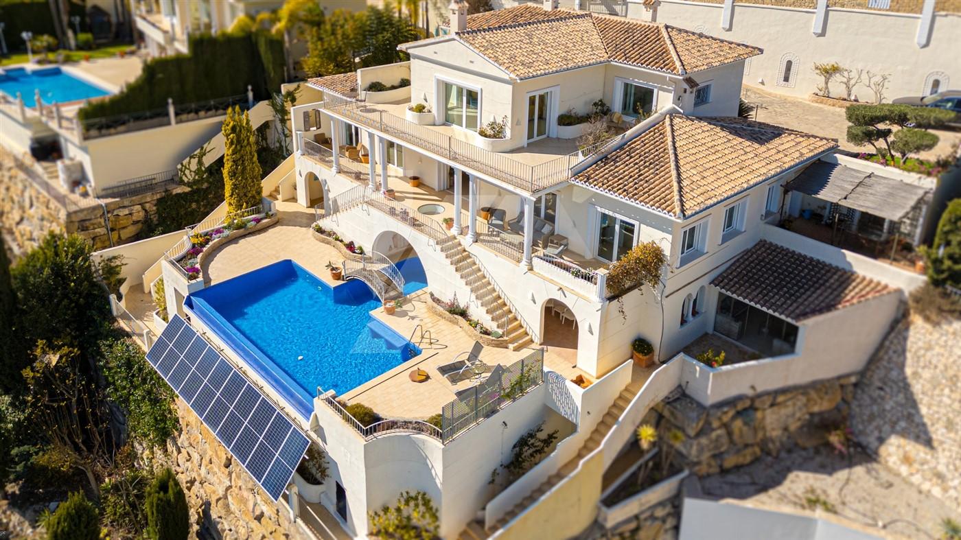 Villa de lujo en venta con vistas panorámicas al mar en Moraira, Costa Blanca.