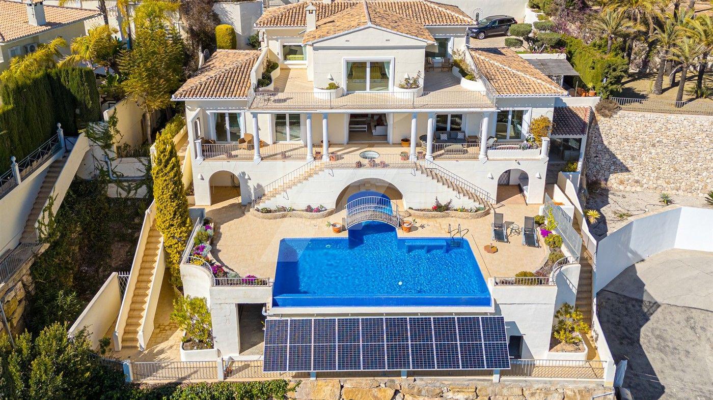 Villa de lujo en venta con vistas panorámicas al mar en Moraira, Costa Blanca.