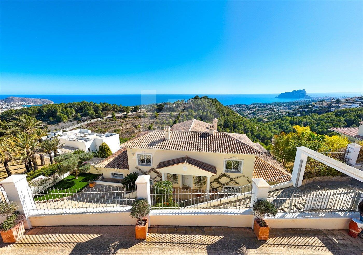 Villa de lujo en venta con vistas panorámicas al mar en Moraira, Costa Blanca.