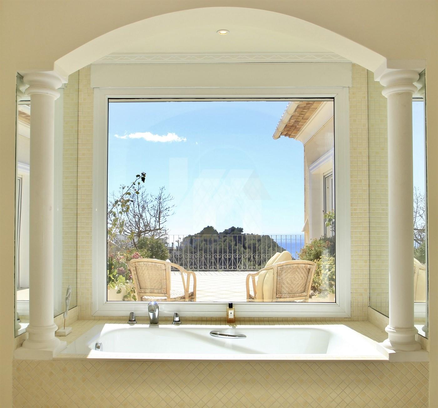 Villa de lujo en venta con vistas panorámicas al mar en Moraira, Costa Blanca.