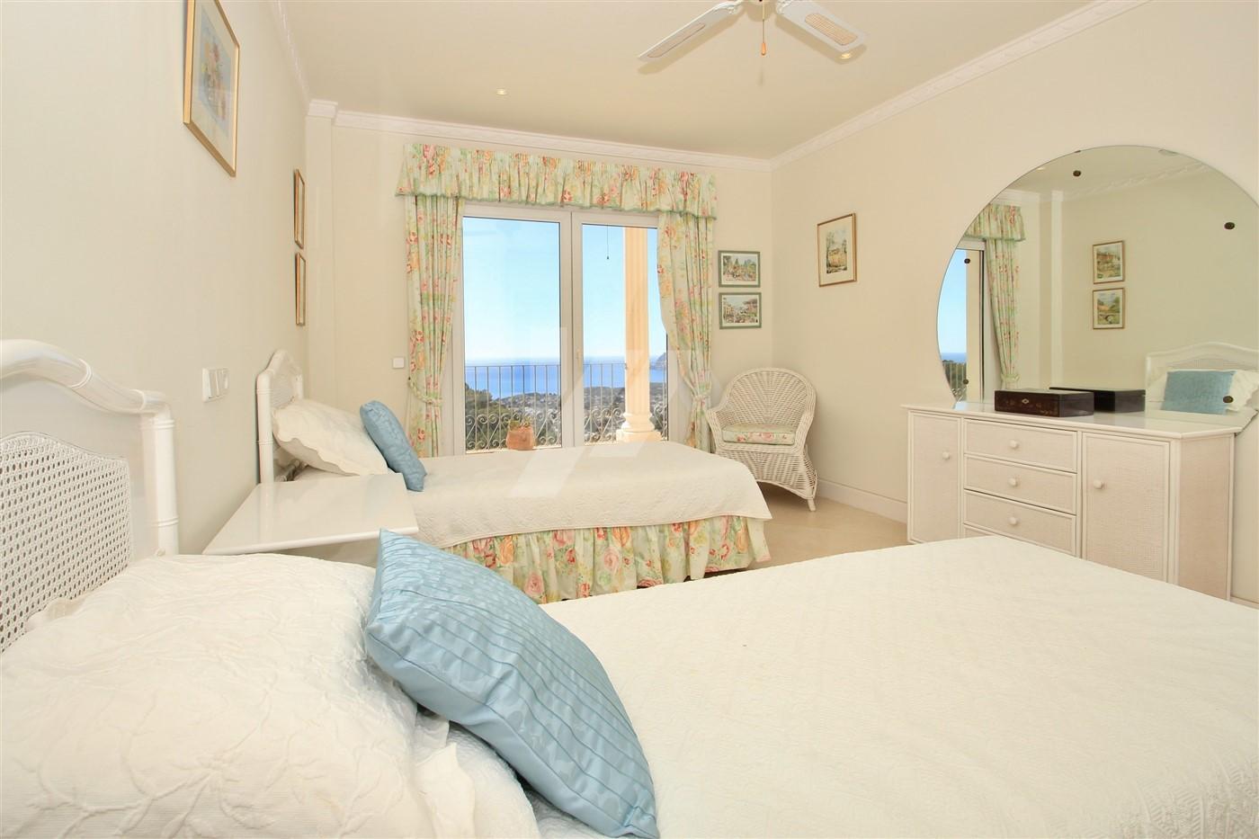 Villa de lujo en venta con vistas panorámicas al mar en Moraira, Costa Blanca.