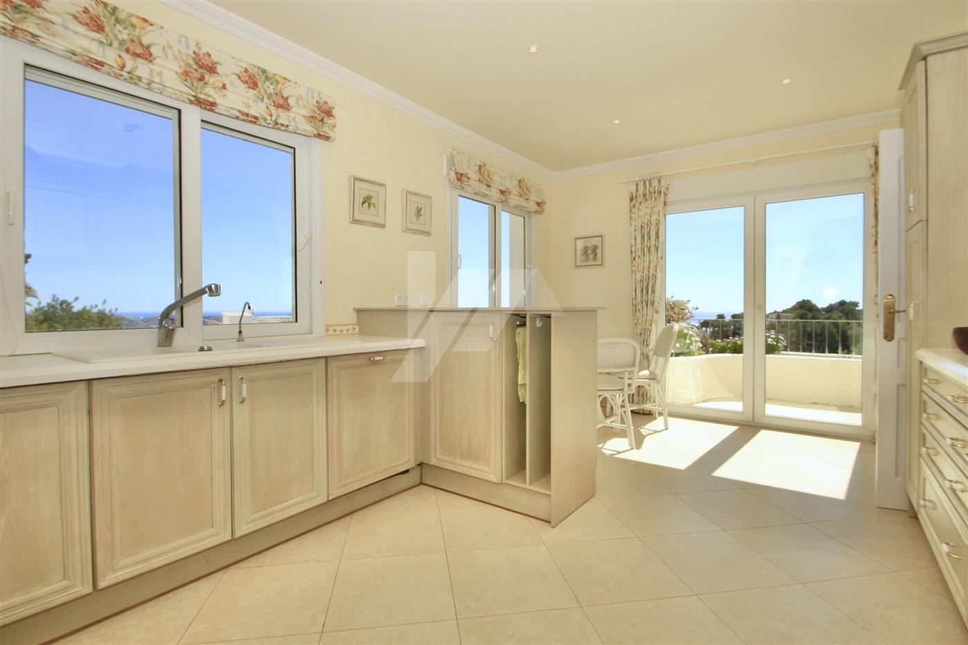 Villa de lujo en venta con vistas panorámicas al mar en Moraira, Costa Blanca.