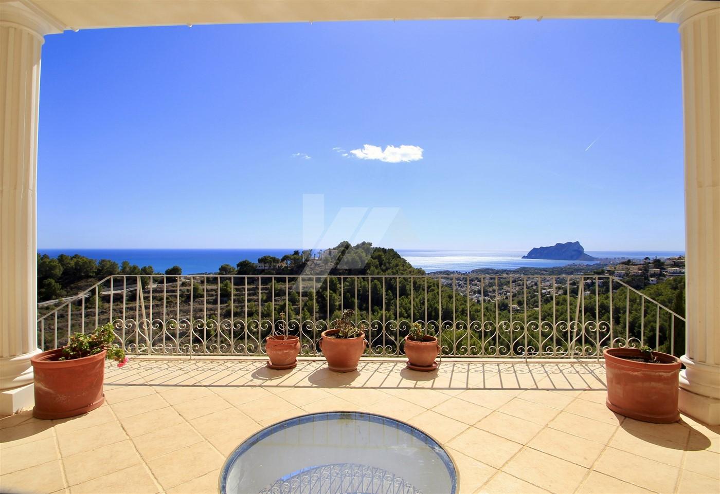 Villa de lujo en venta con vistas panorámicas al mar en Moraira, Costa Blanca.