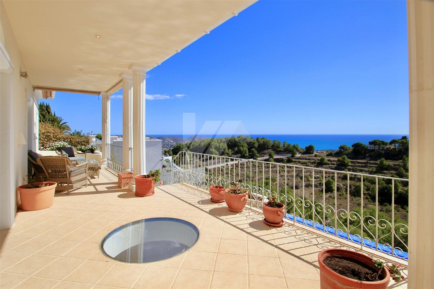 Villa de lujo en venta con vistas panorámicas al mar en Moraira, Costa Blanca.