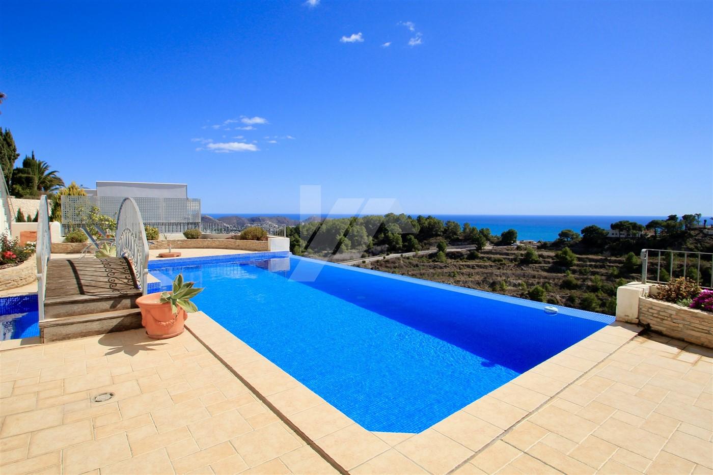 Villa de lujo en venta con vistas panorámicas al mar en Moraira, Costa Blanca.