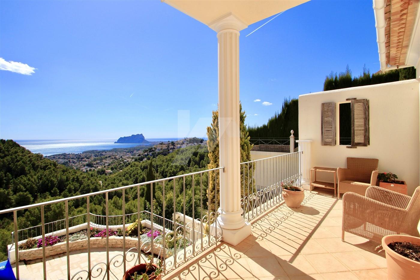 Villa de lujo en venta con vistas panorámicas al mar en Moraira, Costa Blanca.