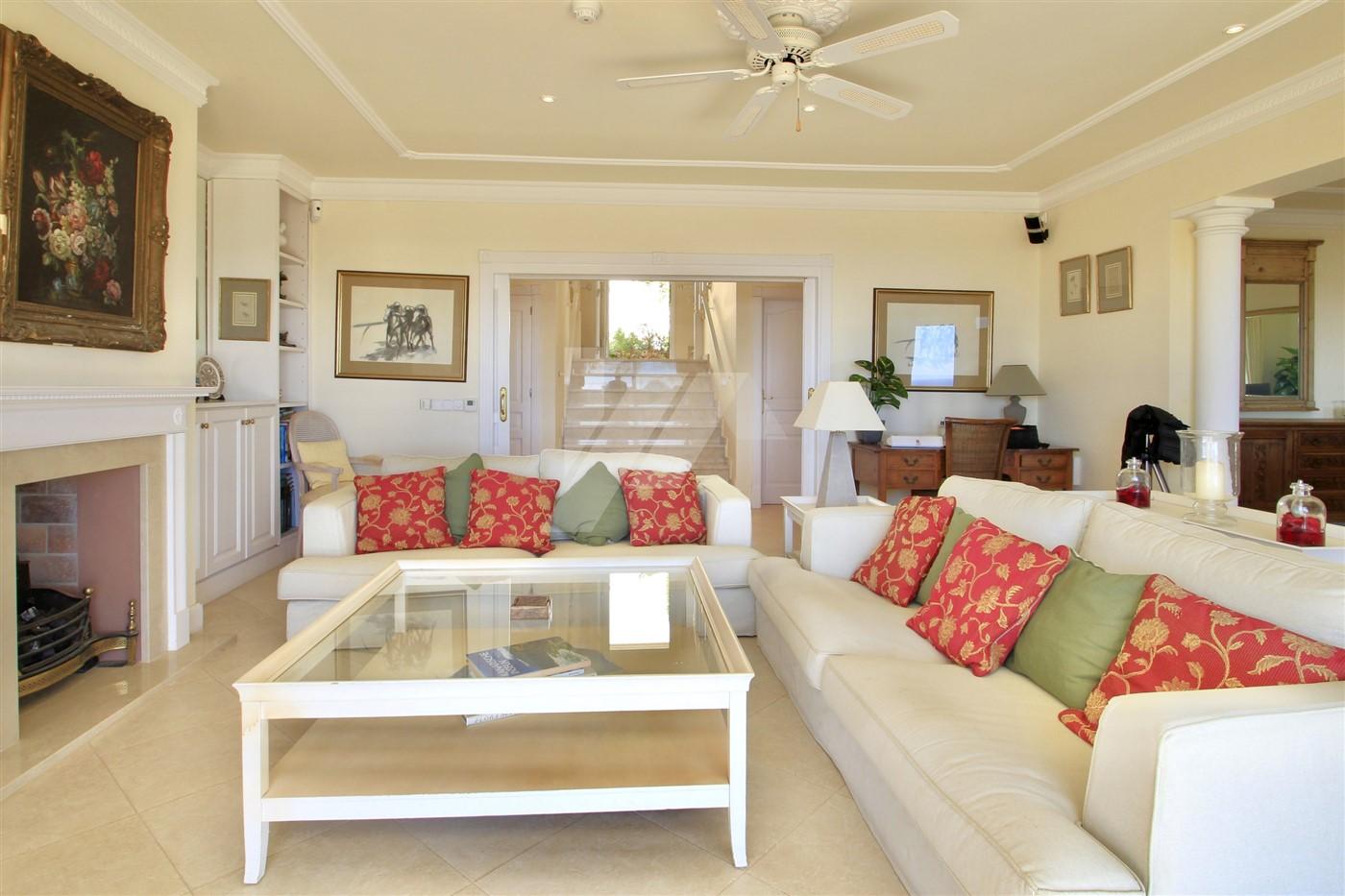 Villa de lujo en venta con vistas panorámicas al mar en Moraira, Costa Blanca.