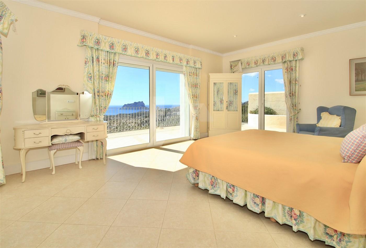 Villa de lujo en venta con vistas panorámicas al mar en Moraira, Costa Blanca.