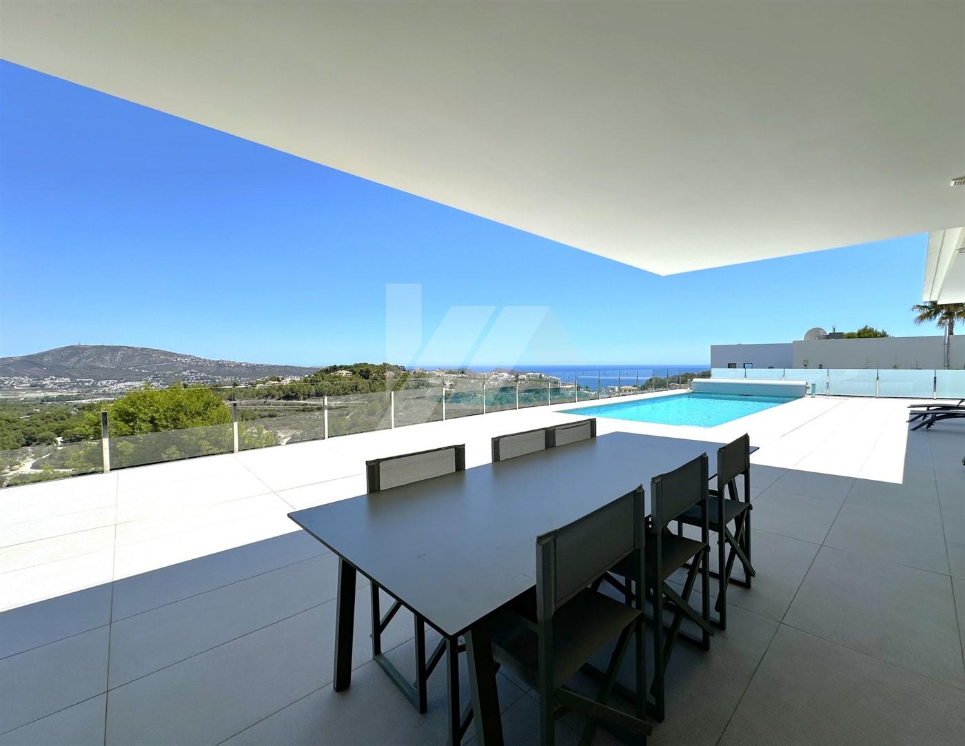 Villa con vistas panoramicas al mar en venta en Moraira, Costa Blanca.