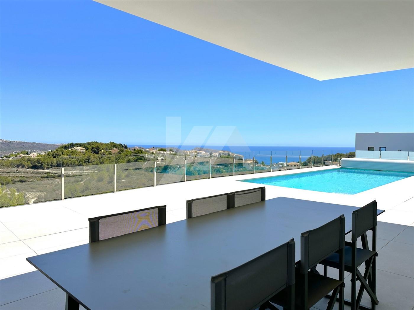 Villa con vistas panoramicas al mar en venta en Moraira, Costa Blanca.