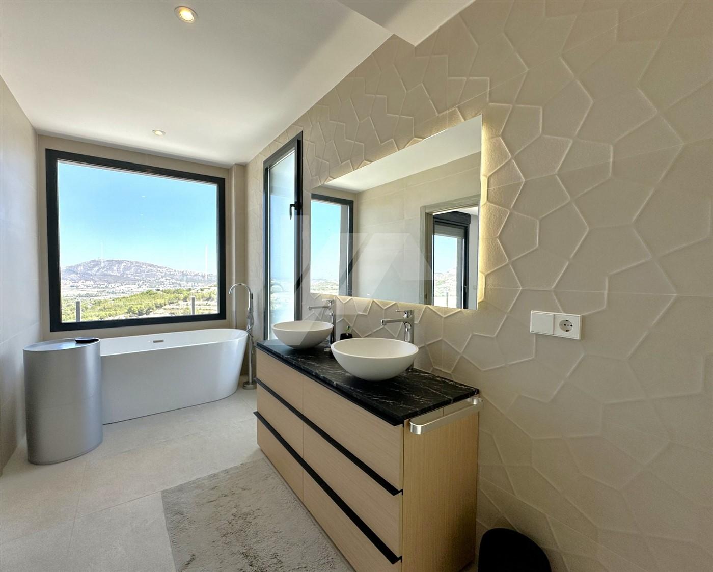 Villa con vistas panoramicas al mar en venta en Moraira, Costa Blanca.