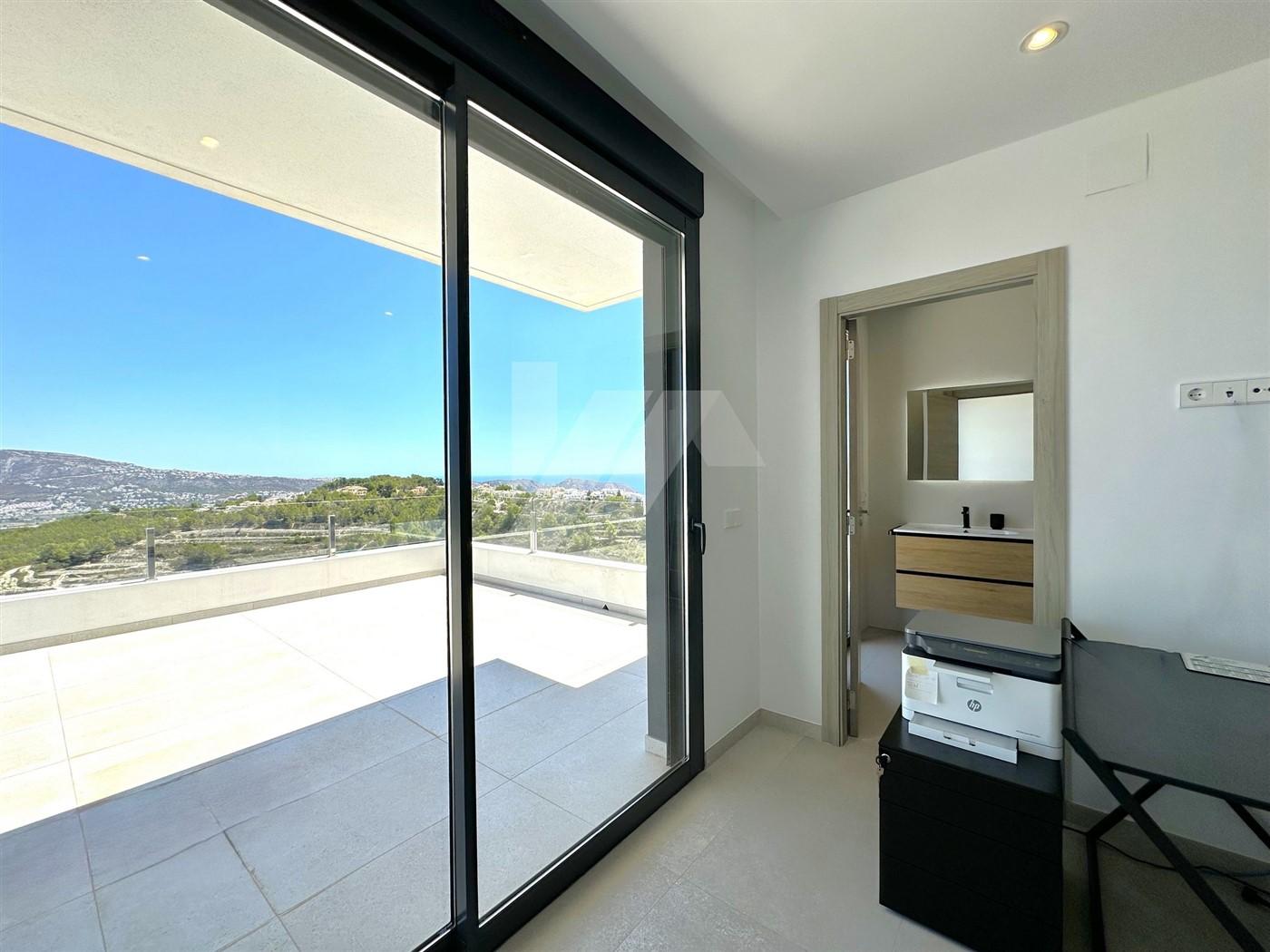 Villa con vistas panoramicas al mar en venta en Moraira, Costa Blanca.